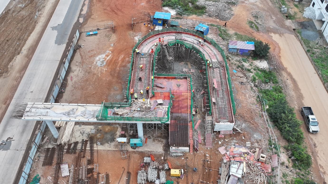 Pedestrian footbridge No. 5 under construction at Km 8+050, left-hand side