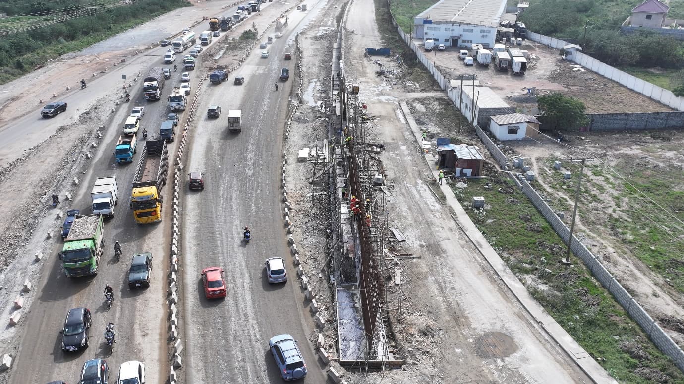 Retaining wall construction at Km 12+120, third view of the left-hand side