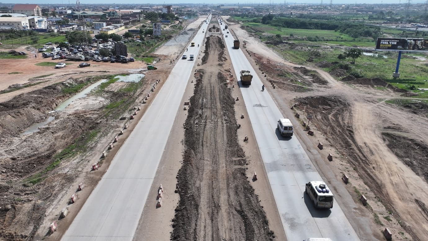 Subgrade preparation between Km 17+200 and Km 17+500, left- and right-hand sides